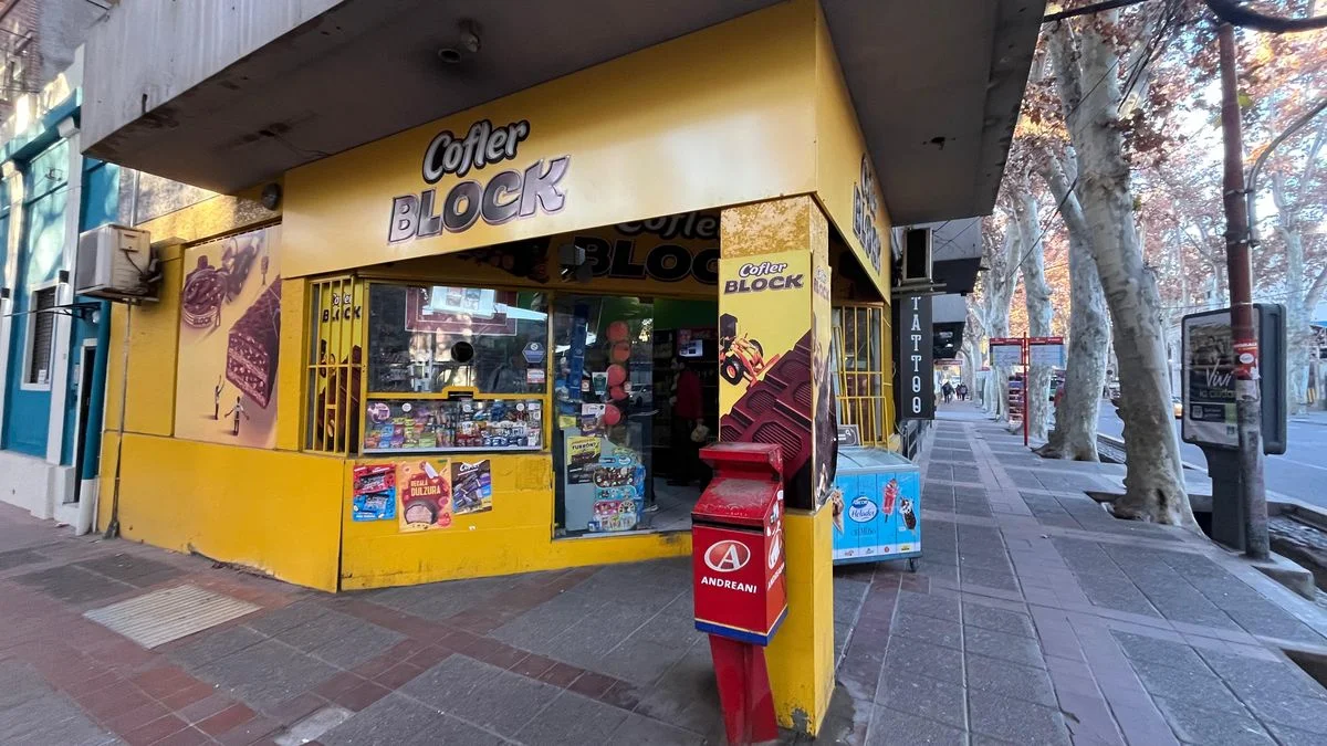 Reventaron la vidriera de un kiosco en pleno centro mendocino y se robaron mercadería