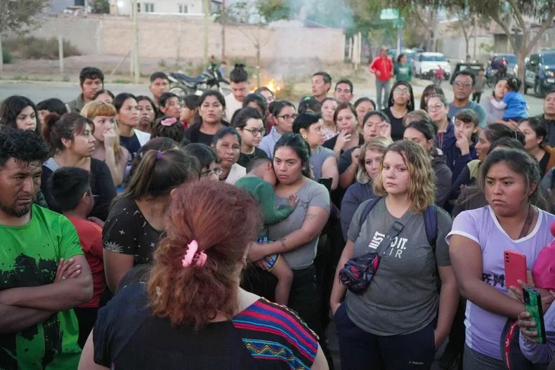 Padres frente al colegio tras el presunto abuso sexual.