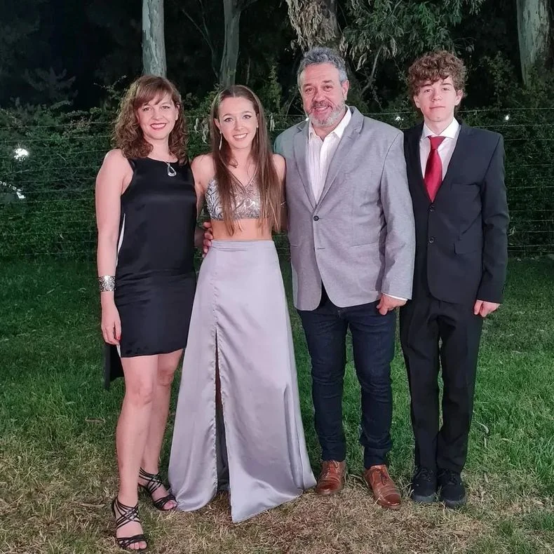 La familia en la fiesta de egresados de su hija.