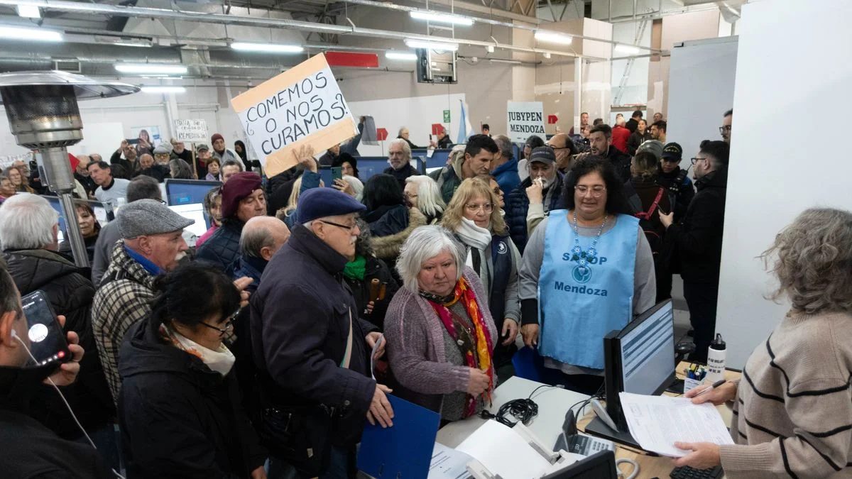 Encendida protesta de jubilados: "Queremos los pañales y los remedios, no el PAMI como caja de la política"