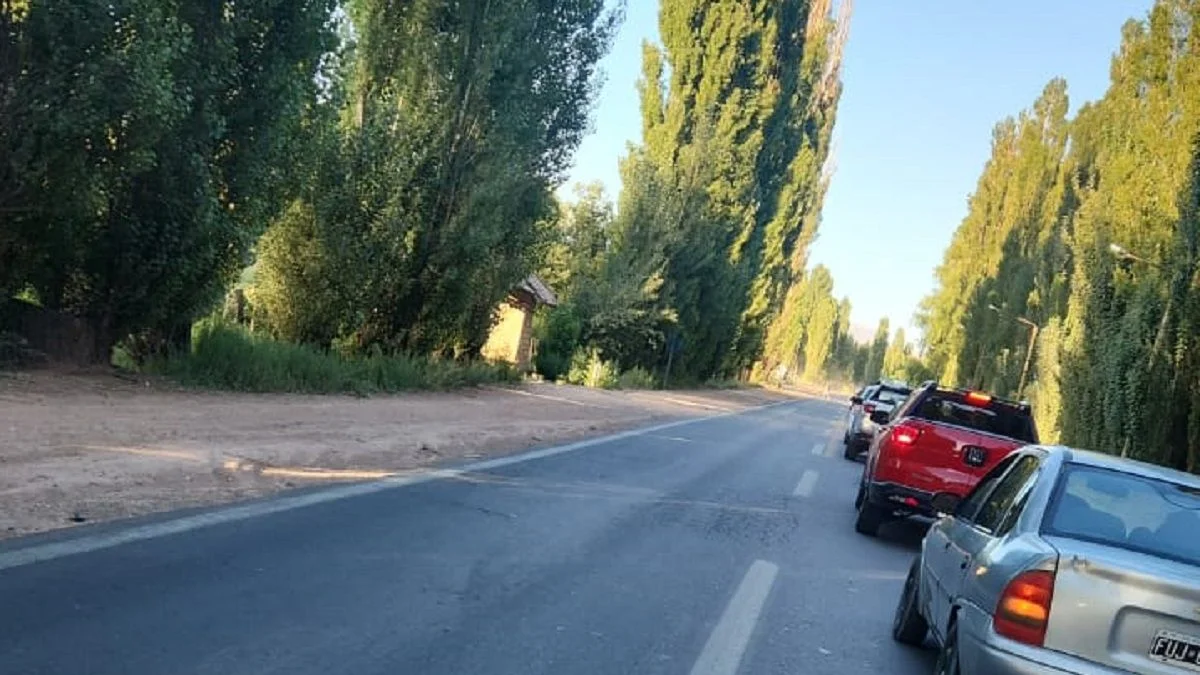 Tras el accidente entre un camión y dos autos, tráfico lento y largas filas en alta montaña