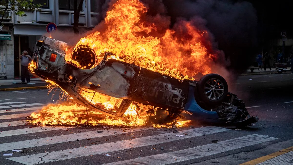 Cerca de 100 detenidos en el Congreso tras incidentes entre la Policía y los barras