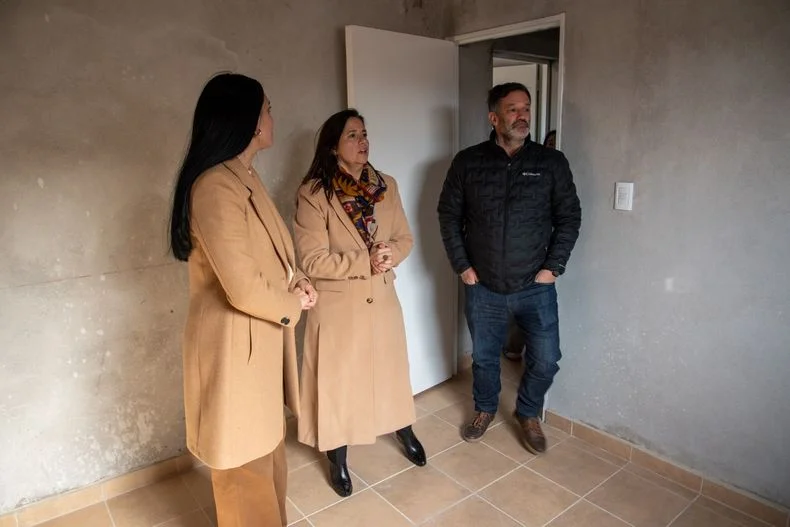 La intendenta de Santa Rosa, Flor Destéfanis junto a la subsecretaria de Infraestrucutra, Marité Baduí y el titular del IPV, Gustavo Cantero. 