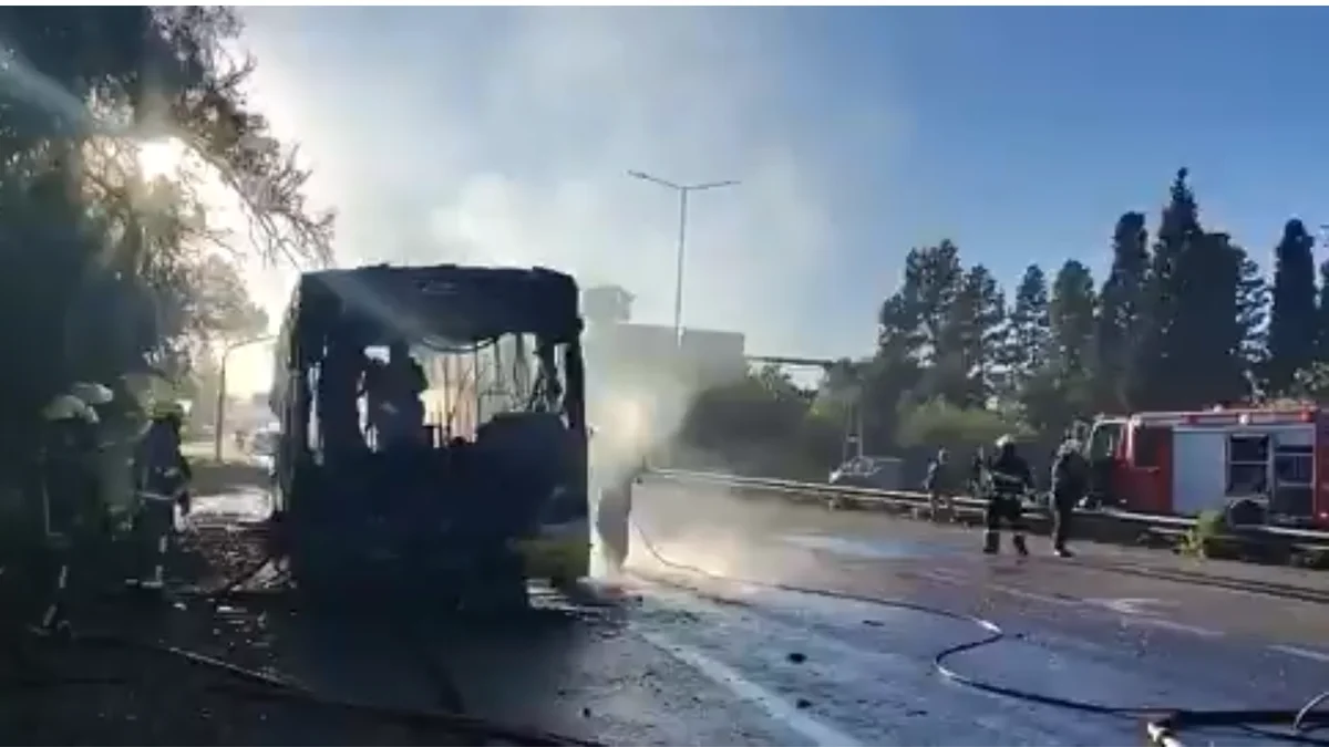 Un colectivo se incendió en el Acceso Este y generó caos vehicular en la zona