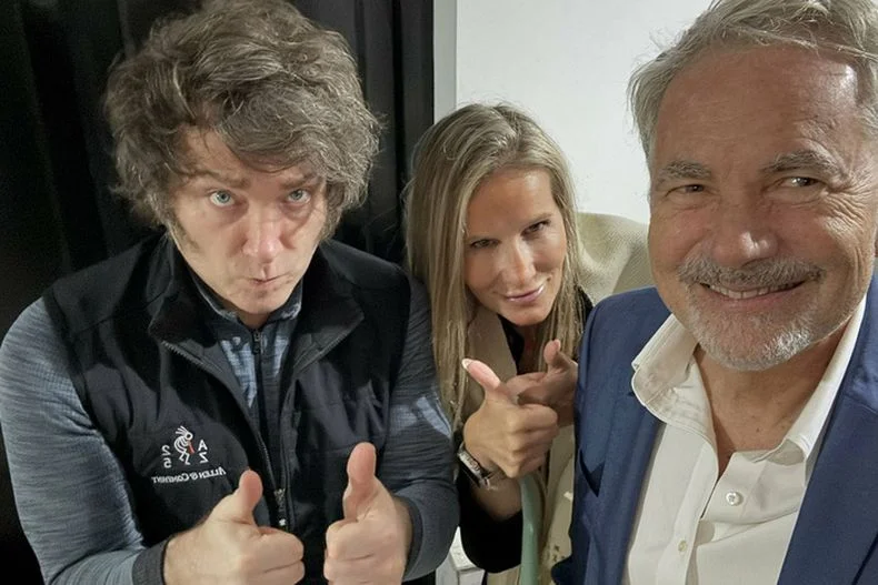 Milei y Varsavsky en una imagen en redes sociales.&nbsp;