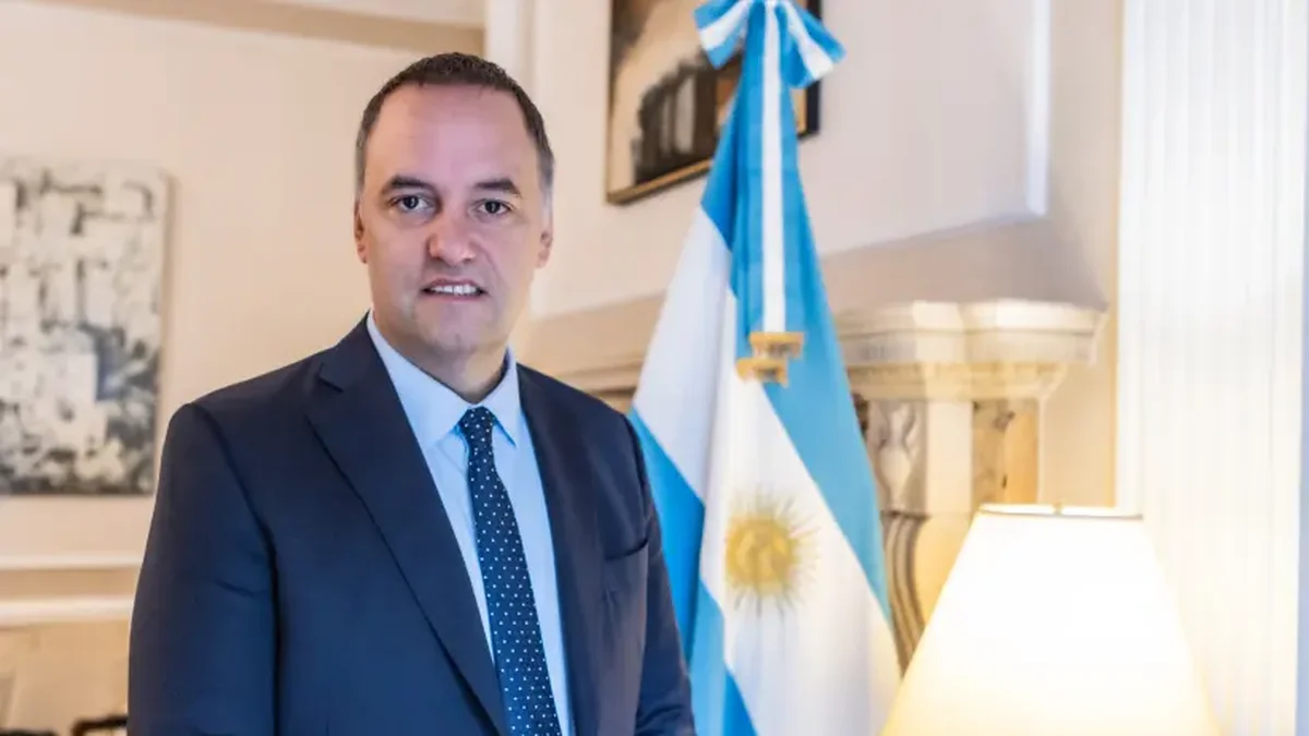 "Si pudiera volver atrás, mi mujer no se hubiera subido": Adorni tras la polémica por el avión presidencial