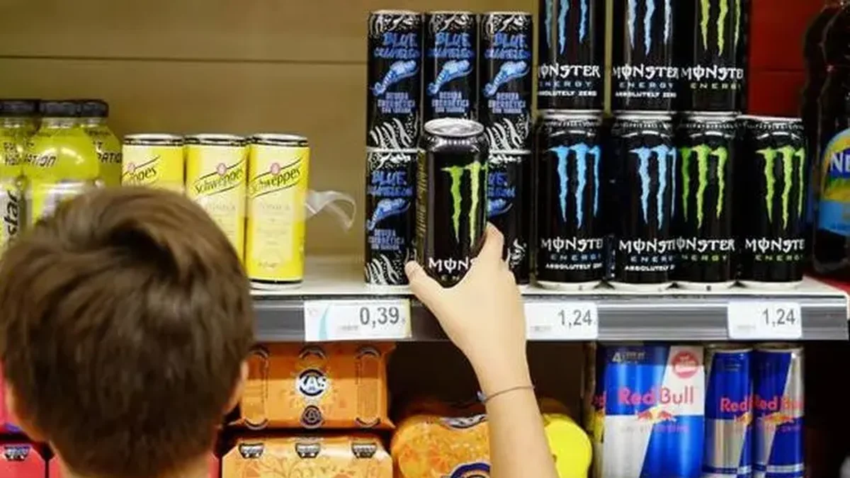 Energizantes bajo la lupa: polémico proyecto para restringir su venta a menores