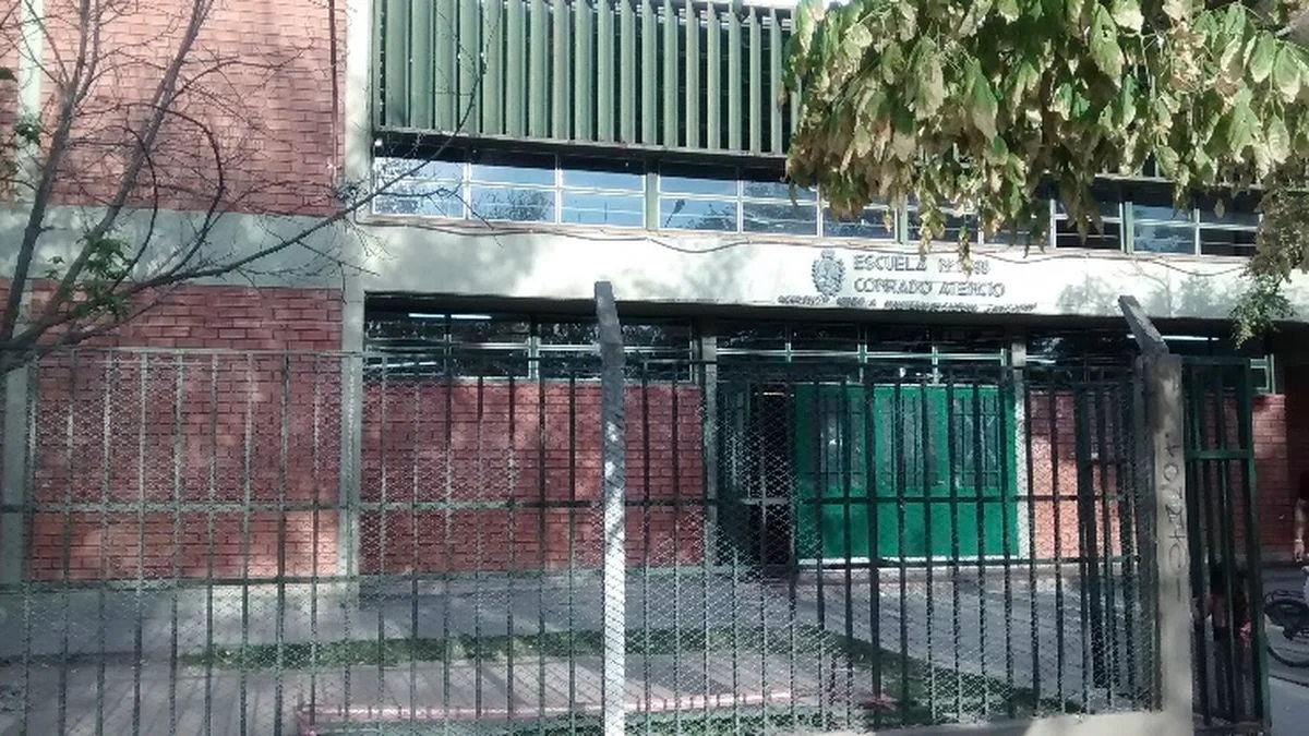 Violencia en las escuelas: una madre golpeó con un casco de moto a una docente