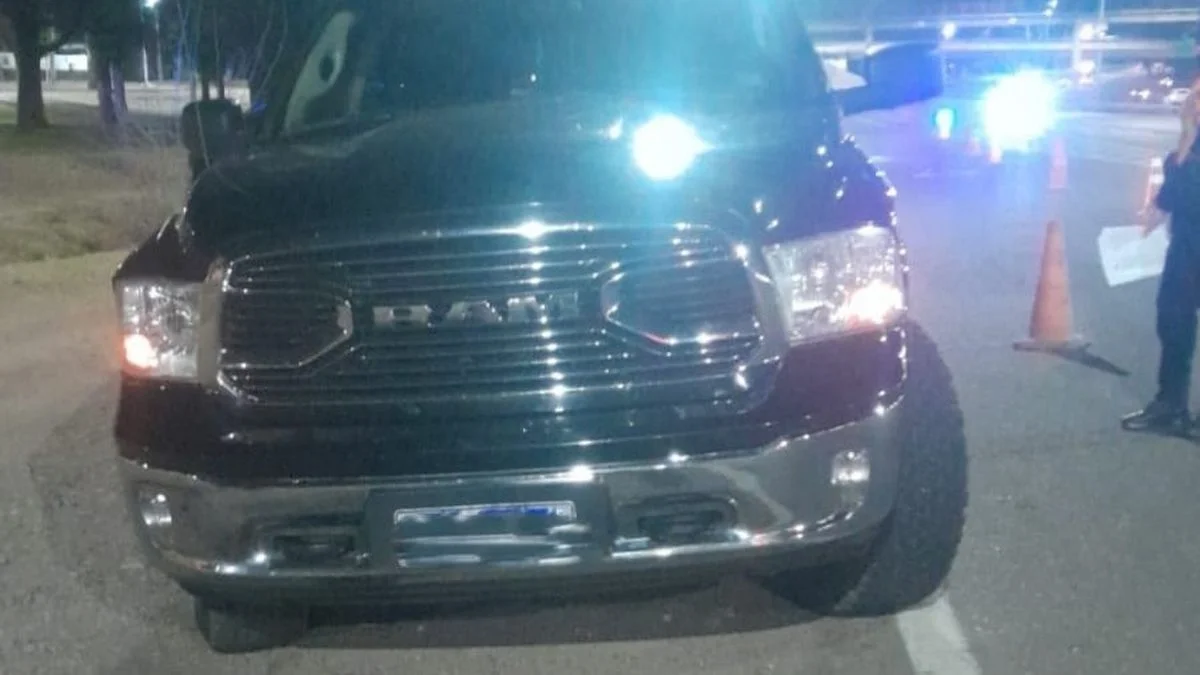 Detienen a un hombre que manejaba alcoholizado una camioneta por el Acceso Este