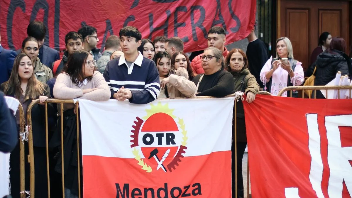 Tímidas hinchadas radicales buscan posicionar candidatos para el 2027