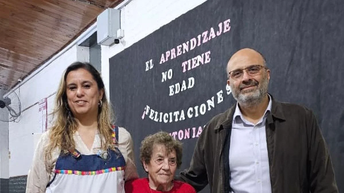 San Rafael: está terminando la primaria con 82 años, es abanderada y fue distinguida