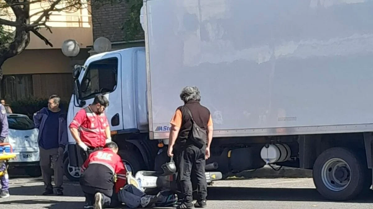 Accidente en San Rafael: quiso esquivar un camión con su moto y terminó chocando a un auto