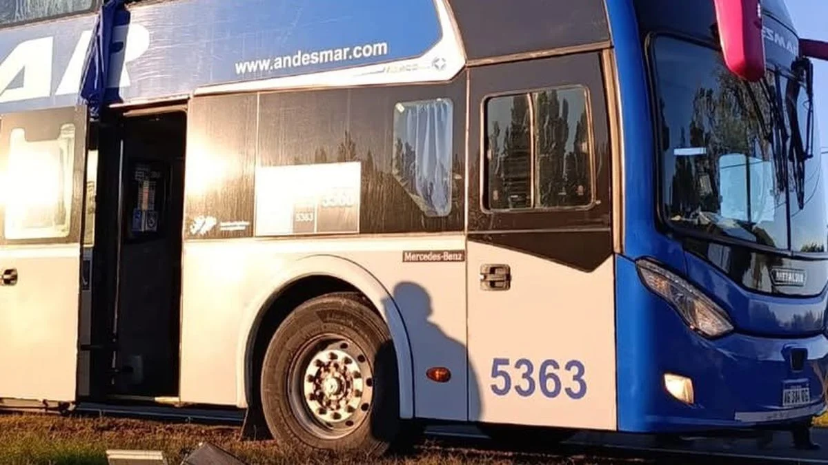 Un colectivo de larga distancia que iba a San Rafael sufrió un grave accidente y dejó varios heridos