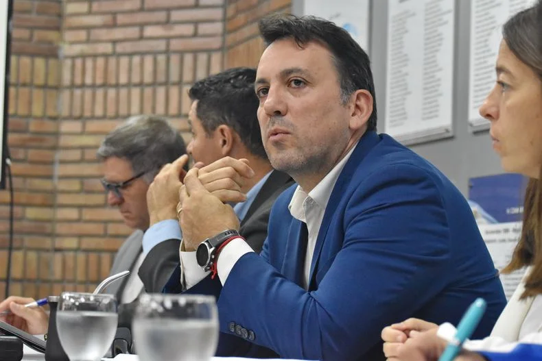 Tadeo García Zalazar, titular del Gobierno escolar, expuso los detalles de la reforma educativa que propuso Cornejo ante el Consejo de Mayo. 