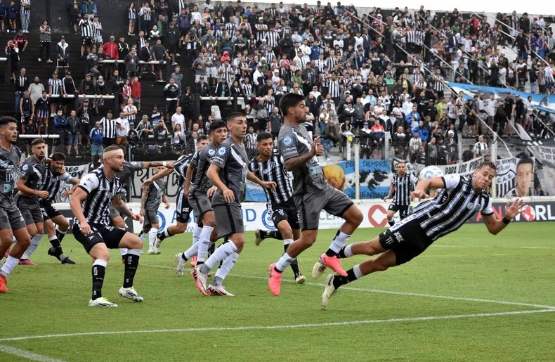 Deportivo Maipú y Gimnasia en lo más alto de la categoría.