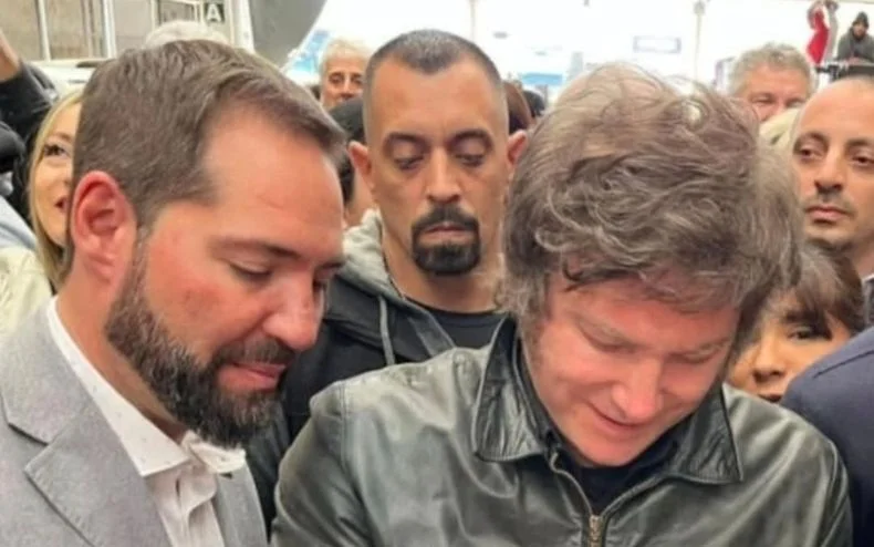 Mart&iacute;n Antol&iacute;n, el concejal libertario que predica las ideas de Javier Milei, enfrenta una multa luego de mostrarse por las redes sociales, infringiendo la ley.
