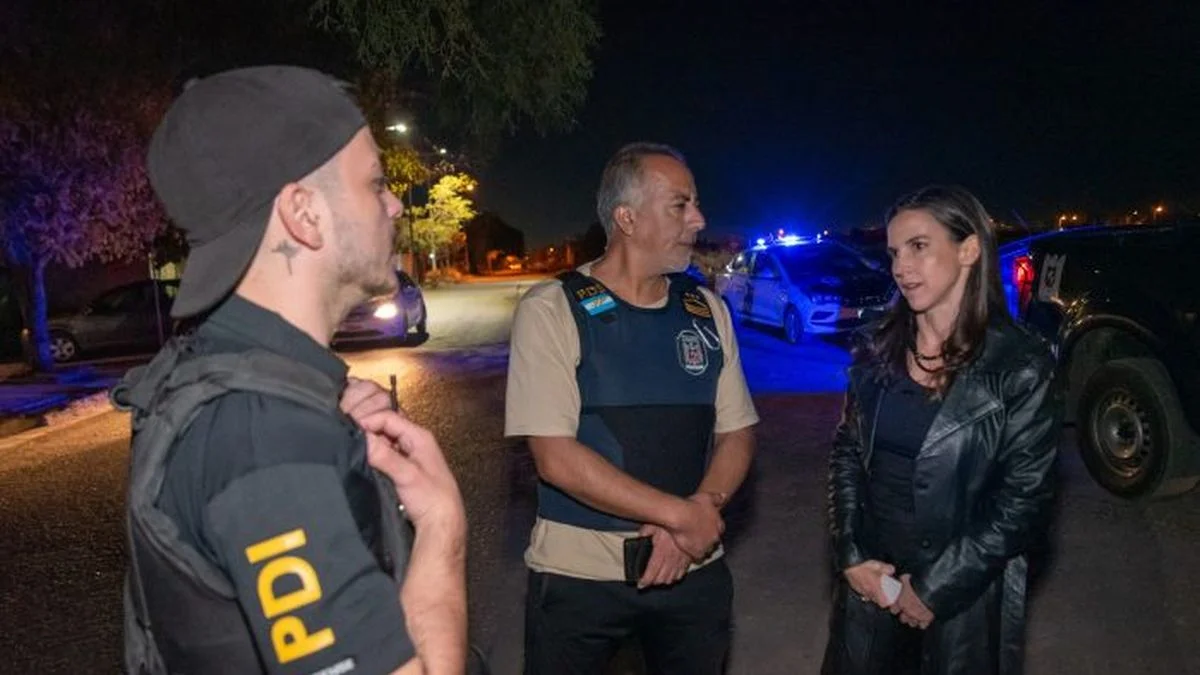 Amplio operativo policial y once personas aprehendidas en un barrio de Las Heras