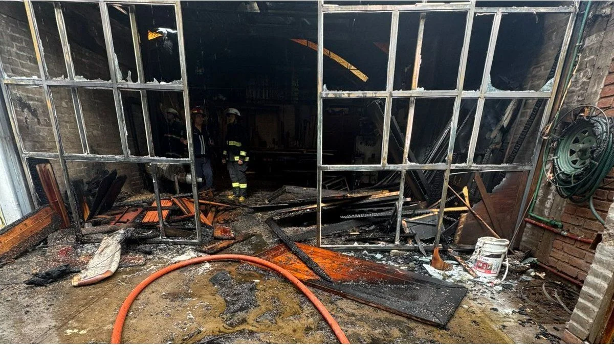 Voraz incendio en un galpón con maderas en Godoy Cruz fue contenido por varias dotaciones de bomberos