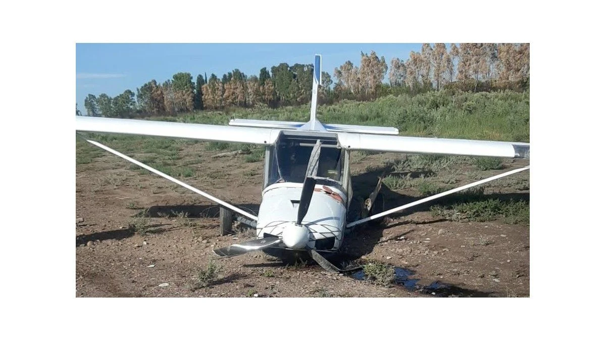 Una avioneta cayó al final de la pista del Aeroclub de General Alvear