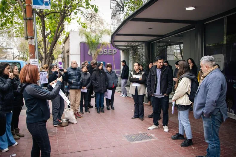 Empleados de OSEP visibilizaron el reclamo en la sede de calle Salta de Ciudad. 