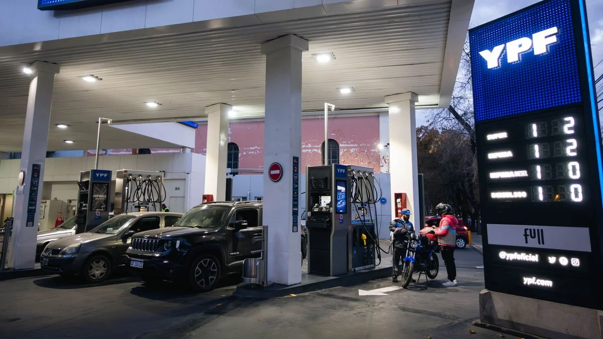En una semana, YPF llevó la nafta súper de $1727 a $1943
