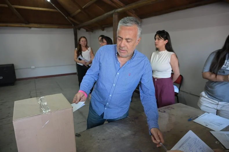 Uno de los congresales que votó fue el gobernador Alfredo Cornejo. 