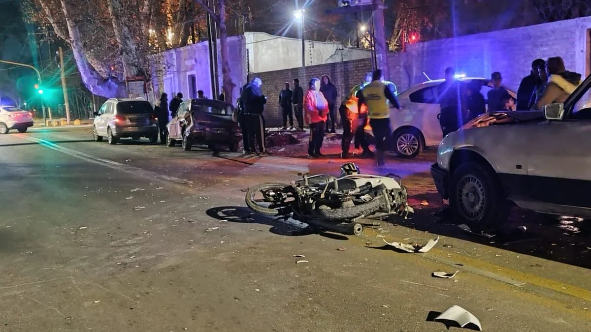 Un conductor borracho provocó un choque en cadena: un motociclista está internado