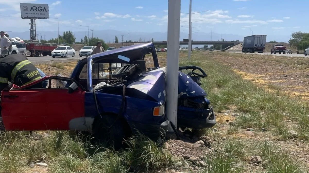 Accidente en el Acceso Este: un camión chocó de atrás a una camioneta y dejó dos heridos de gravedad