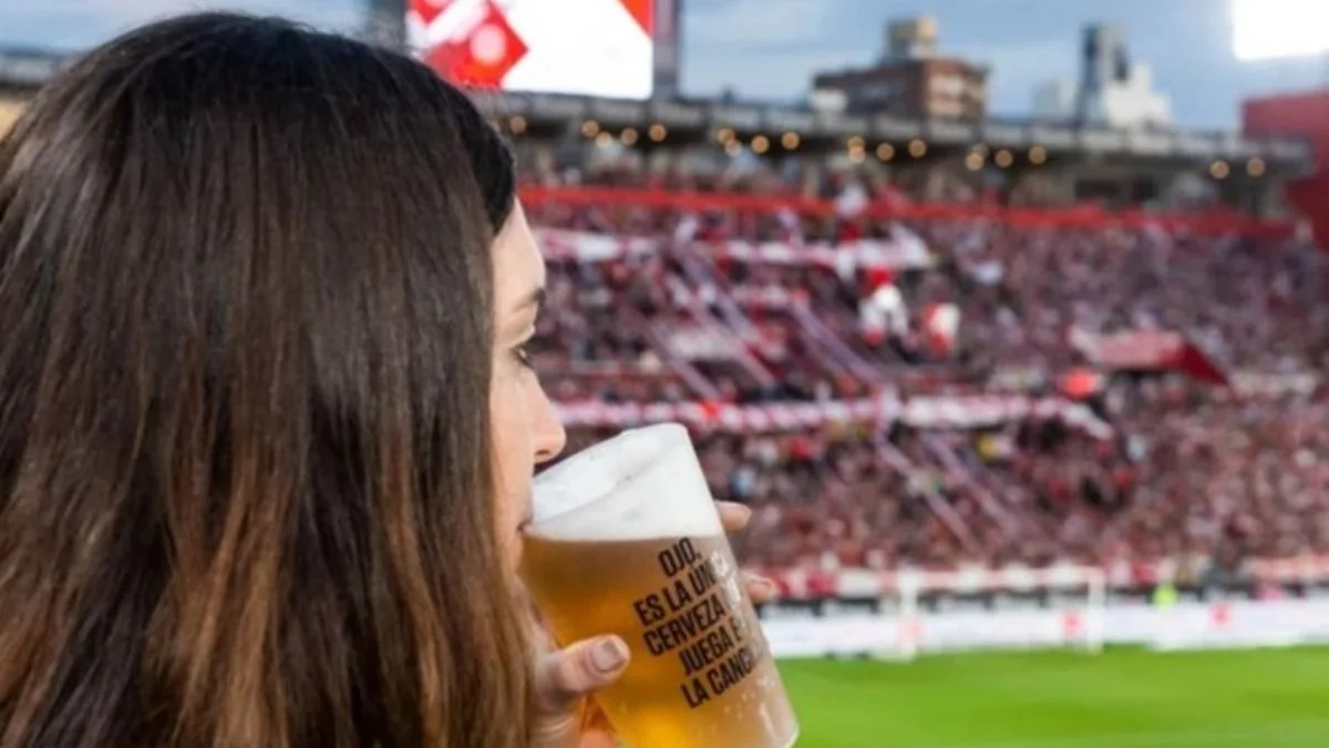 ¿Vuelve la cerveza a las canchas? La insólita prueba piloto que tiene a River como protagonista