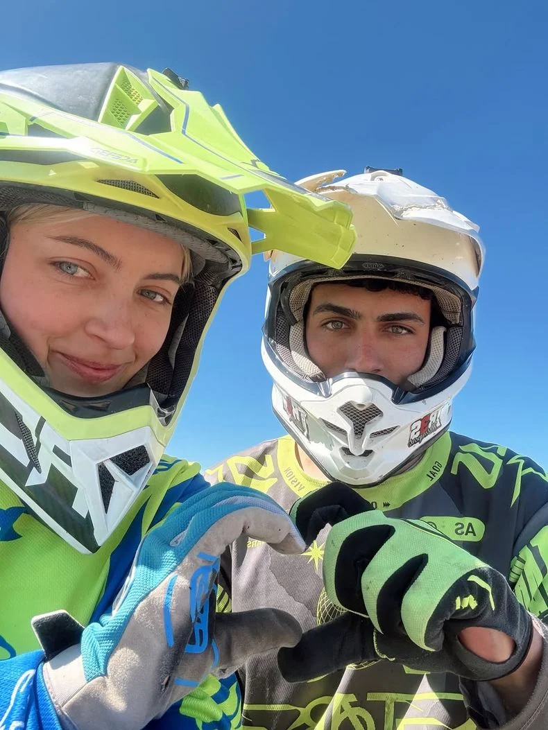 Azul y su novio Ignacio, con quien está en pareja hace dos años y comparten la pasión por el motociclismo.