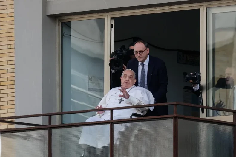 Papá Francisco desde el balcón del hospital