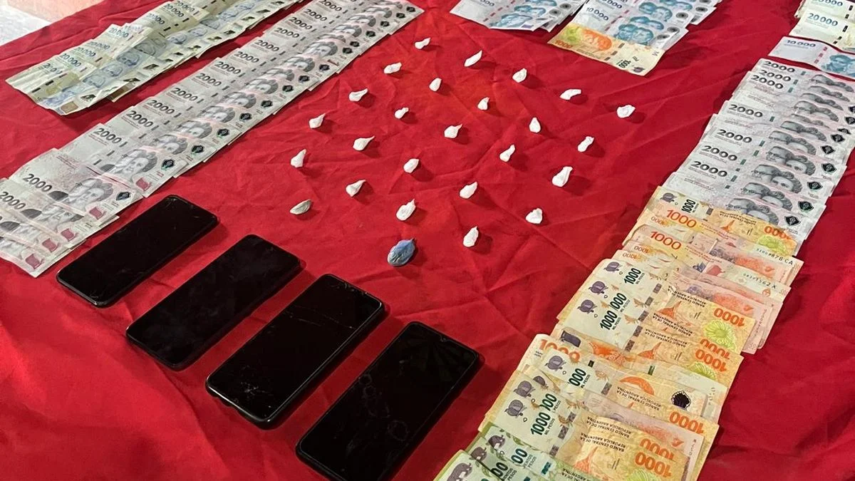 Tenían 25 envoltorios de cocaína en su domicilio, la Policía los detuvo