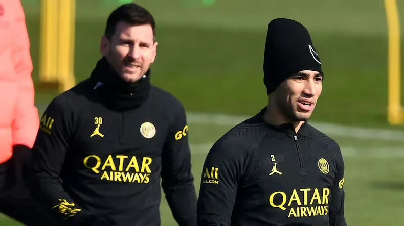 Messi junto a Hakimi en un entrenamiento del PSG.