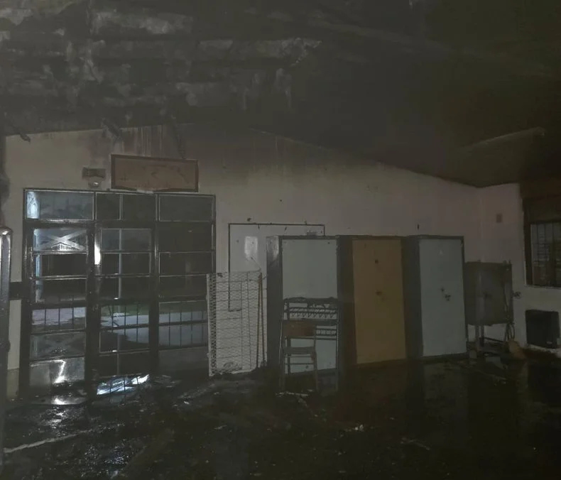 Ingreso a la escuela afectada por las llamas
