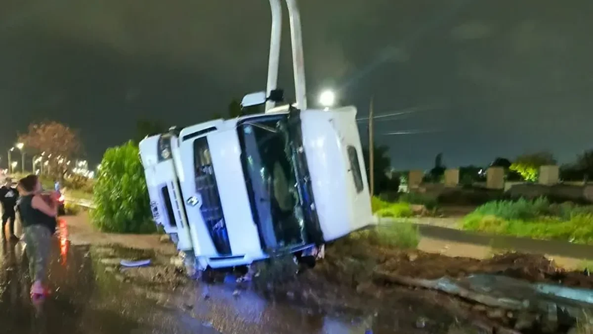 De milagro no hubo heridos: un camionero borracho volcó en Luján y quedó detenido