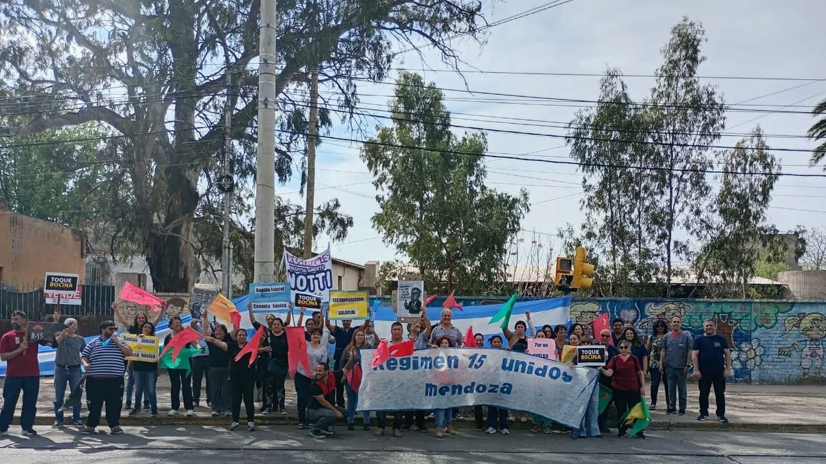 Protesta en el Hospital Notti: trabajadores del Régimen 15 reclamaron por salarios dignos