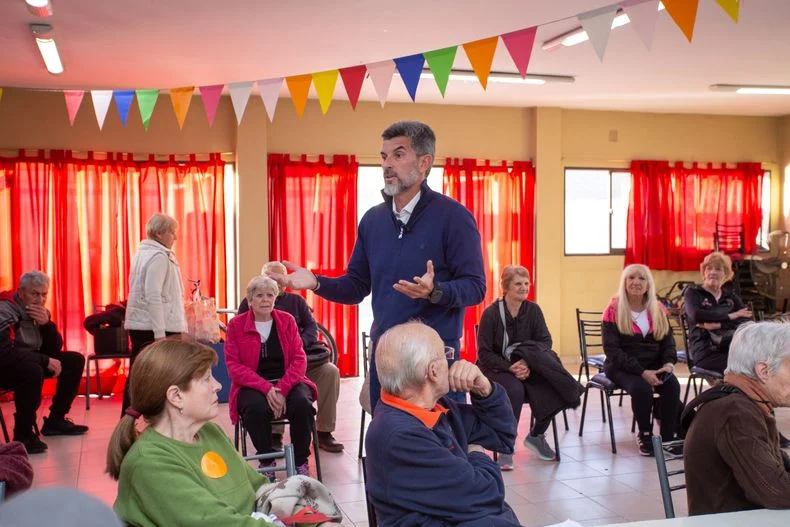 El intendente de la Ciudad, Ulpiano Suarez junto a jubilados.&nbsp;