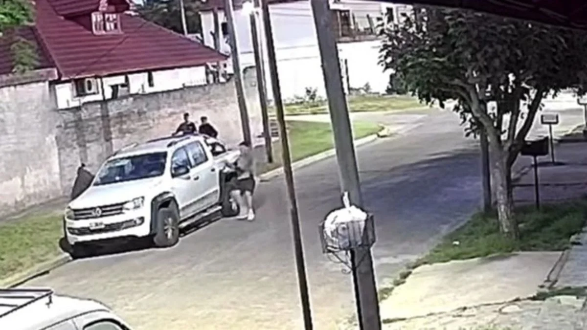 VIDEO: Violento robo piraña a plena luz del día: un menor de 14 años quedó detenido, el resto escapó