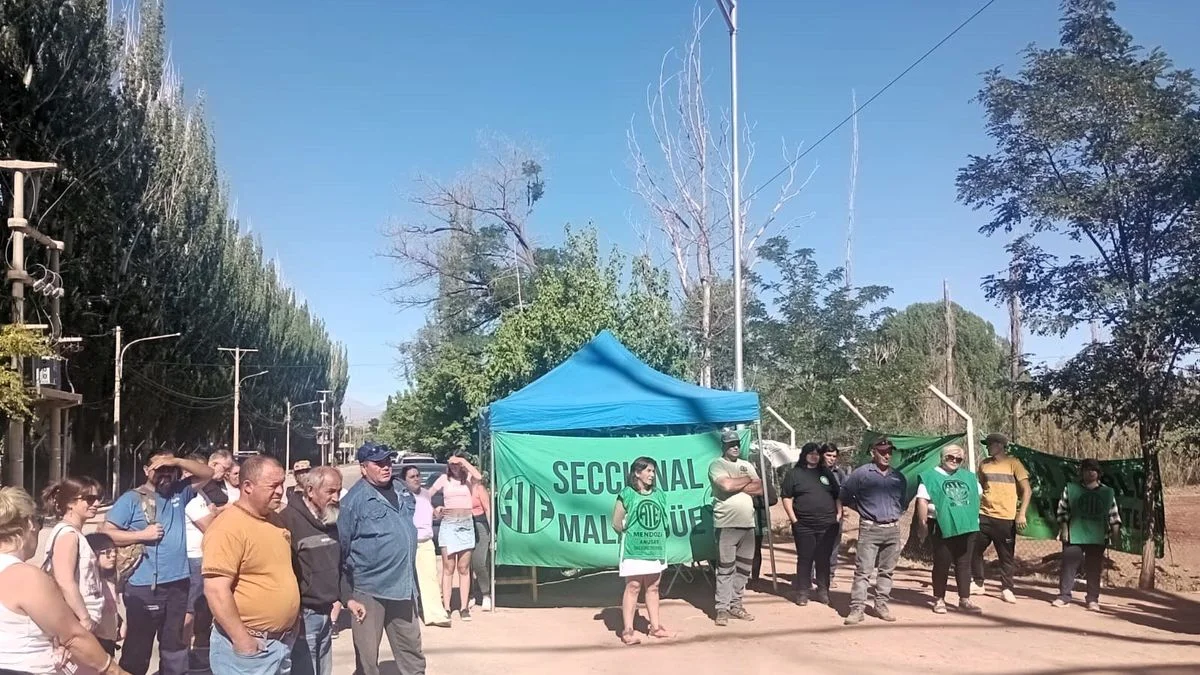Trabajadores asociados en ATE protestan por salarios en el predio de la Fiesta del Chivo en Malargüe