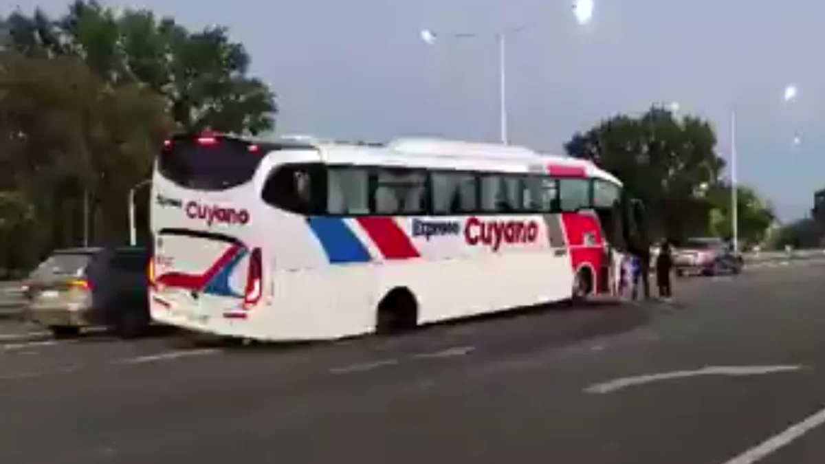 Un micro de un tour de compras perdió las ruedas en el Acceso Sur y generó complicaciones en el tránsito