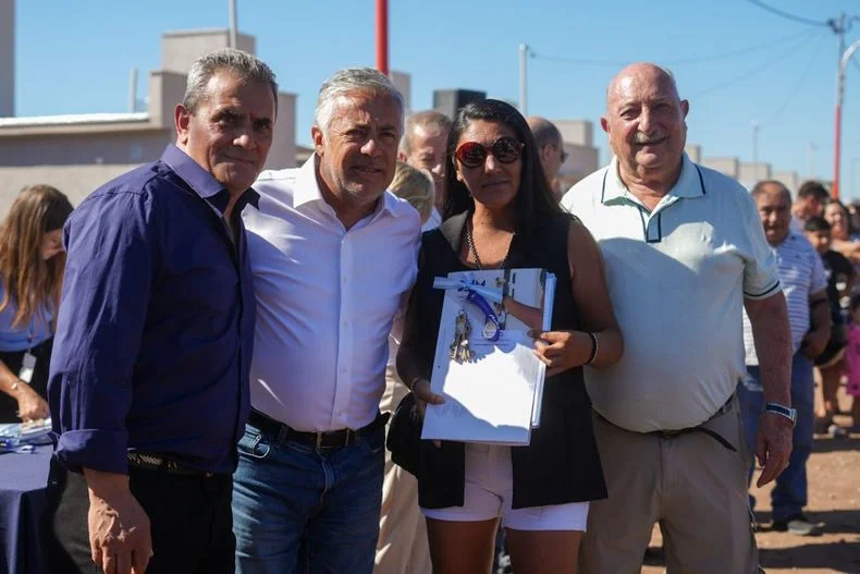 El gobernador Alfredo Cornejo estuvo entregando casas en Rivadavia.&nbsp;