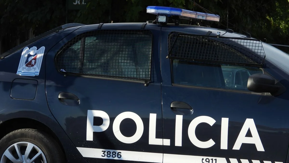 Accidente vial en Maipú: motociclista hospitalizado tras chocar contra un automóvil