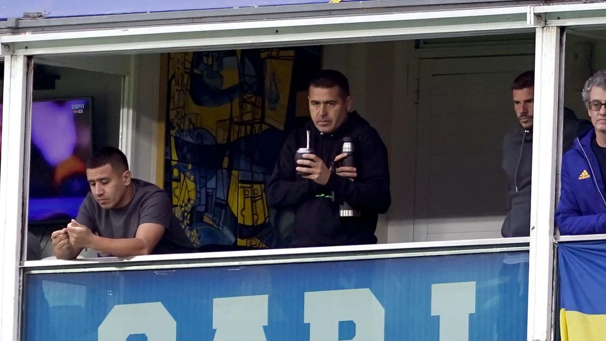 La Bombonera explotó contra Juan Román Riquelme en la sufrida victoria de Boca frente a Lanús