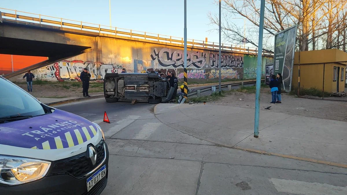 Otro accidente en Costanera complicó el tránsito: un auto volcó en solitario y la conductora sufrió heridas