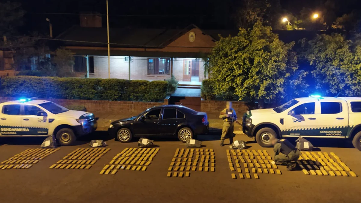 Fuga fallida: atraparon a los ocupantes de un auto abandonado con 216 kilos de cannabis