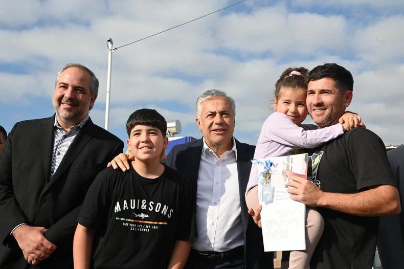 Alfredo Cornejo defendi&oacute; la ejecuci&oacute;n de obras p&uacute;blicas con una entrega de viviendas en Maip&uacute;, junto al intendente Mat&iacute;as Stevanato.