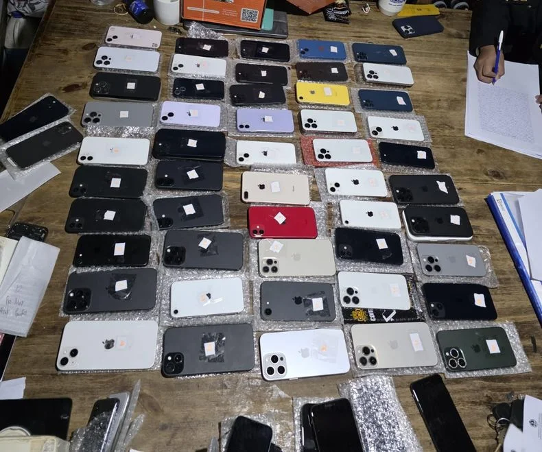 Al hombre, investigado por un asalto, le secuestraron 66 celulares