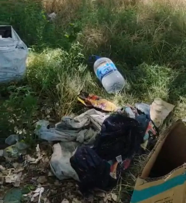 Así queda desparramada la basura en la zona.