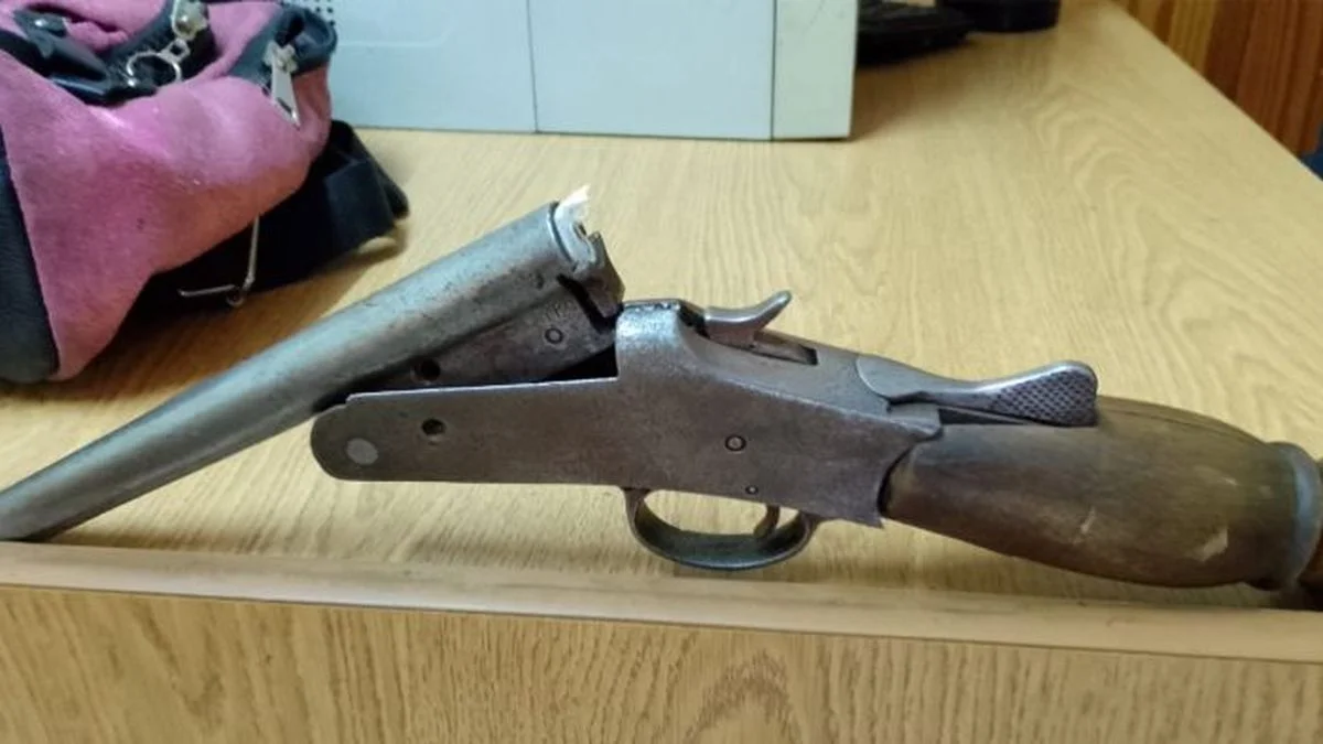 Dos hombres y una mujer quedaron detenidos por atacar a un joven con un arma "recortada"