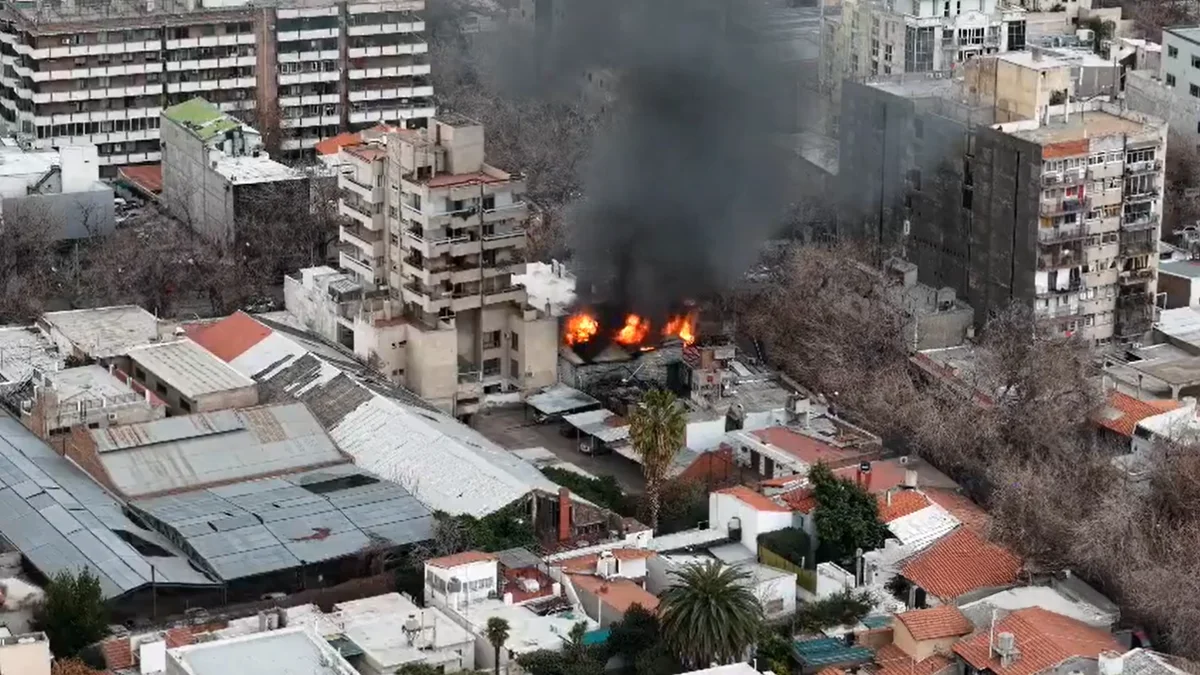 Incendio en el centro de Mendoza: cinco dotaciones de bomberos combatieron las llamas